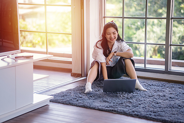 포토 JPG 해외이미지 직업 학생 라이프스타일 디자인 여자 행복 아시아 커피 거실 인터넷 비즈니스 통신 학교 태국 주택 한명 사람 앉기 동양인 노트북 컴퓨터 사무실 알약 업무 비즈니스우먼 책상 온라인 해외202008 해외포토 1 교육 감정 나라 음료 가구 모션 인종 건물 생활 전자제품 약 작업 직장인 파일형식
