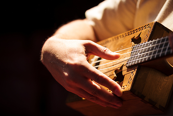 포토 JPG 해외이미지 직업 손 남자 줄 음악 오렌지 노래 손가락 놀이 관리 미술 사람 취미 사람없음 목재 빨간색 금속 검은색 어둠 소리 콘서트 연주자 음악가 장비 기구 기타 잡기 클래식 닫기 묘사 예술가 목 기타리스트 재즈 멜로디 뮤지컬 블루스 철강 플레이어 해외202008 해외포토 나무 컬러 컨셉 과일 재료 모션 재질 현악기 문화예술 신체부위 공연 파일형식