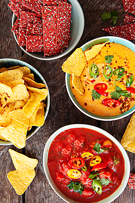 포토 JPG 해외이미지 접시 음식 토마토 고추 파슬리 사람없음 목재 파티 럭비 미식축구 시골 뜨거움 소시지 케첩 허브 향신료 매움 레시피 토마토소스 살사댄스 핸드메이드 맛있는 해외202008 해외포토 나무 식물 식기 채소 재료 이벤트 구기 춤 소스_음식 가공식품 맛 향미료 파일형식