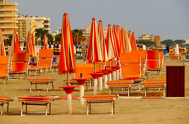 포토 JPG 해외이미지 모래 바다 여행 백그라운드 오렌지 우산 하늘 휴가 휴식 풍경 사람없음 야외 여름 파란색 컬러풀 태양 노란색 맑음 이탈리아 흰색 지중해 양산 해외202008 해외포토 자연요소 계절 유럽 컬러 컨셉 과일 날씨 파일형식