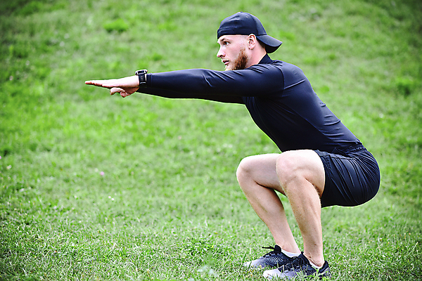 포토 JPG 해외이미지 모양 라이프스타일 공원 남자 음악 스포츠 이어폰 운동화 신체 근육 건강 한명 사람 야외 달리기 운동 헤드폰 힘 듣기 도시 업무 유연 연습 골 운동가 캡모자 해외202008 해외포토 모자_잡화 1 공공시설 음향기기 신발 모션 문화예술 생활 작업 파일형식