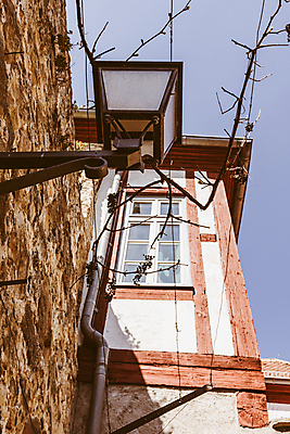 포토 JPG 해외이미지 디자인 외관 유럽 벽 건축양식 창문 하늘 지붕 거리 주택 프레임 독일 풍경 사람없음 야외 건물 컬러풀 태양 올려보기 수확 바위 등불 램프 도시 역사 모서리 묘사 뼈대 타운 수목 옛날 해외202008 해외포토 자연요소 건축물 건축 나라 컬러 농업 모션 조명 돌_바위 파일형식