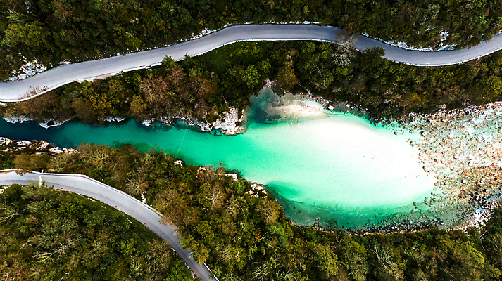 포토 JPG 해외이미지 나무 계절 유럽 여행 잎 자연 추상 산 안테나 풍경 사람없음 야외 초록색 물 파란색 강 골짜기 흐름 가을 개울 황무지 정상 숲 속도 알프스 에메랄드 드론 슬로베니아 조감도 터키석 해외202008 해외포토 자연요소 식물 나라 컬러 컨셉 무늬 통신 보석 생태계 파일형식