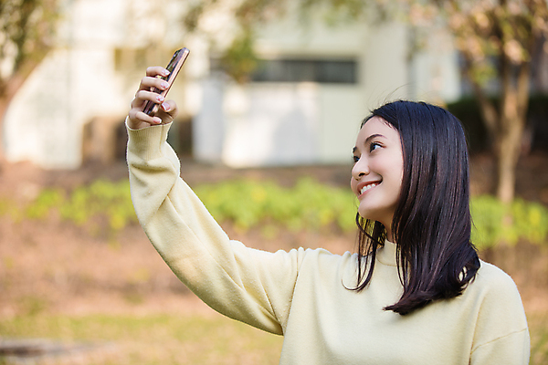 포토 JPG 해외이미지 라이프스타일 커플 여자 행복 아시아 문화 여행 가족 모바일 휴가 거리 주택 함께함 사랑 한명 서기 사람 동양인 야외 친구 스마트폰 핸드폰 여행객 카메라 일본 중국 낭만 그림 블로거 해외202008 해외포토 1 감정 나라 컨셉 관계 모션 인종 건물 생활 전자제품 스마트기기 파일형식