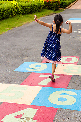 포토 JPG 해외이미지 전신 무료이미지 여자 어린이 놀이 한명 야외 뒷모습 숫자 사방치기 소녀한명만 해외202008 해외포토 문자 1 뷰포인트 사람 여자한명만 소녀만 파일형식