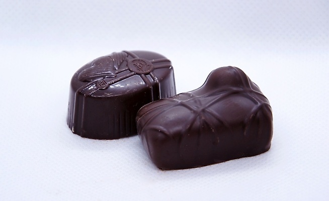 포토 JPG 해외이미지 사람없음 아웃포커스 초콜릿 흰배경 해외202008 해외포토 백그라운드 디저트 촬영기법 흰색 파일형식