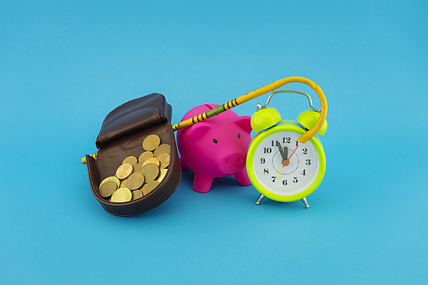 포토 JPG 해외이미지 라이프스타일 노년 시계 백그라운드 컨셉 돈 비즈니스 미래 설계 사람없음 금융 경제 파란색 걷기 동전 저축 절약 막대기 지갑 재산 계획 은퇴 보안 투자 공포 보험 경영 수입 연금 예산 옛날 자금 해외202008 해외포토 컬러 모션 안전 성인 생활 파일형식