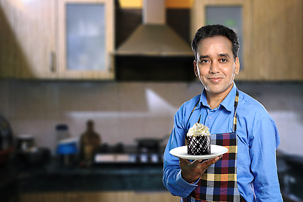 포토 JPG 해외이미지 직업 접시 남자 행복 40대 호텔 노동자 주택 요리 한명 미소 사람 동양인 성인 케이크 주방 초콜릿 요리사 식사 카페 표현 신선 맛 인도인 직원 해외202008 해외포토 외국인 1 식기 감정 중년 컨셉 숙소 디저트 표정 인종 건물 상점 파일형식