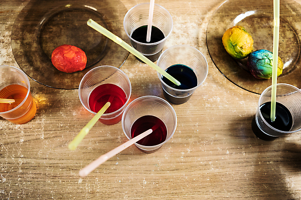 포토 JPG 해외이미지 전통 손 계절 행복 음식 유리 탁자 휴가 부활절 주택 기념 함께함 실내 사람없음 장식 컵 컬러풀 계란 축제 페인트 흰색 축하 붓 심볼 준비 그림 밀짚 삶기 해외202008 해외포토 식기 기념일 감정 컬러 가구 컨셉 재질 내부 건물 신체부위 알 짚 파일형식