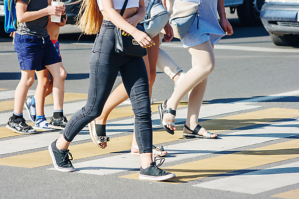 포토 JPG 해외이미지 백인 라이프스타일 여자 남자 도로 포즈 백그라운드 신발 컨셉 십자가 가방 모션 거리 안전 사람 성인 사람없음 야외 파란색 산책 청바지 도시 그룹 보행자 군중 속도 바쁨 장면 얼룩말 시티라이프 타운 단계 건너기 돌봄 방법 많음 해외202008 해외포토 서양인 잡화 길 컬러 바지 교통시설 휴식 생활 말_동물 파일형식