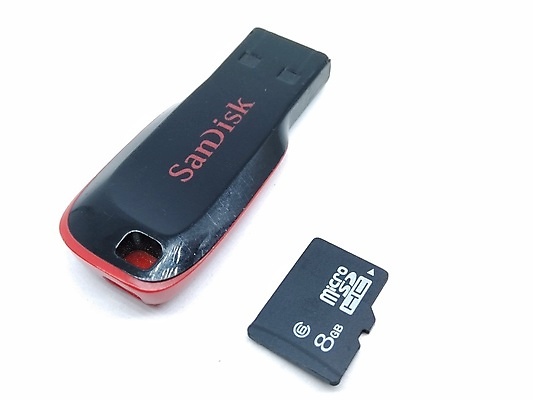 포토 JPG 해외이미지 템플릿 디자인 백그라운드 이동 비즈니스 열쇠 사람없음 컴퓨터 사무실 펜 상점 금속 디지털 자료 공백 장비 운전 정보 흰색 신용카드 막대기 플러그 은색 연결 주머니 휴대용 플라스틱 USB 오브젝트 파일 보안 폴더 전자 수납 거짓 고립 지원 하드웨어 해외202008 해외포토 컬러 컨셉 모션 재질 안전 금융 전자제품 필기구 파일형식