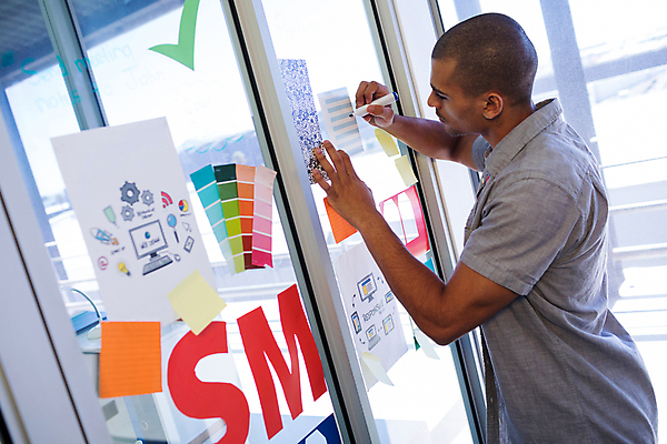 포토 JPG 해외이미지 주간 서양인 남자 실내 한명 들기 상반신 성인 옆모습 사무실 펜 기록 비즈니스맨 포스트잇 성인남자한명만 해외202008 해외포토 자연요소 외국인 1 뷰포인트 비즈니스 모션 사람 내부 필기구 메모지 직장인 남자한명만 성인남자만 파일형식