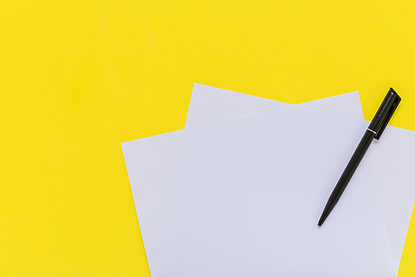 포토 JPG 해외이미지 종이 백그라운드 컨셉 비즈니스 휴식 사람없음 펜 노란색 우주 쪽지 공백 흰색 업무 작업실 편지 시트 해외202008 해외포토 컬러 필기구 작업 파일형식