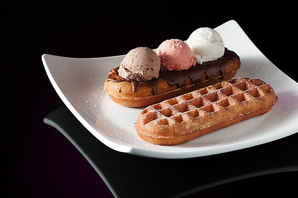 포토 JPG 해외이미지 접시 조각 검은배경 아이스크림 디저트 사람없음 초콜릿 해외202008 해외포토 식기 음식 백그라운드 검은색 파일형식