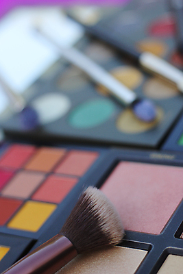 포토 JPG 해외이미지 실내 사람없음 아웃포커스 화장용품 아이섀도 메이크업브러쉬 섀도우팔레트 해외202008 해외포토 촬영기법 내부 화장품 붓 미용용품 파일형식