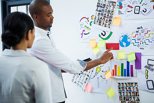 포토 JPG 해외이미지 서양인 여자 남자 실내 상반신 성인 두명 옆모습 뒷모습 사무실 가리킴 비즈니스맨 비즈니스우먼 토론 포스트잇 성인만 해외202008 해외포토 외국인 뷰포인트 비즈니스 사람 손짓 내부 메모지 직장인 파일형식