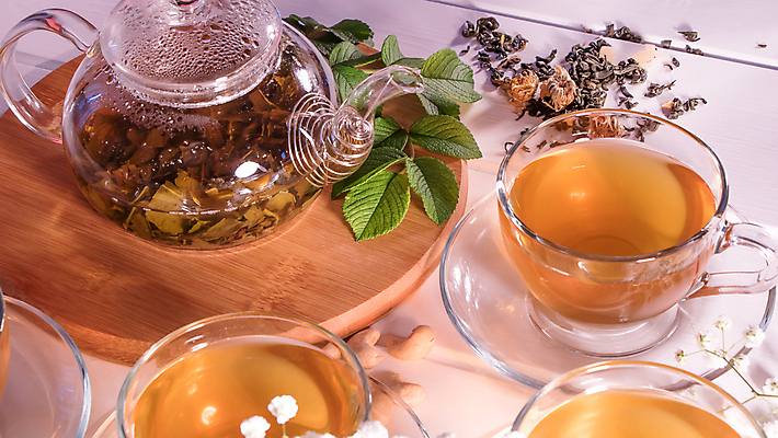 포토 JPG 해외이미지 전통 안경 선 유리 티타임 휴식 실내 따뜻함 건강 사람없음 가로 일본 거품 머그컵 액체 붓기 고급 차 떨어짐 수증기 찻잔 찻주전자 녹차 준비 향기 아로마 온도 느림 떠남 히비스커스 스플래쉬 해외202008 해외포토 잡화 꽃 아시아 음료 컨셉 모션 재질 주전자 잔 내부 컵 차_음료 냄새 파일형식