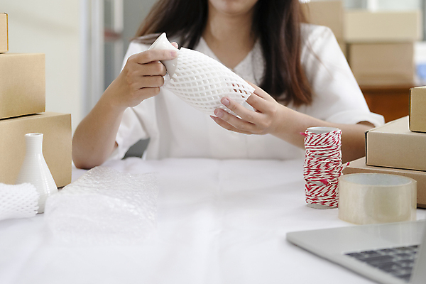 포토 JPG 해외이미지 여자 한명 상반신 성인 노트북 쌓기 도자기 실 택배 테이프 온라인쇼핑 택배상자 박스포장 에어캡 온라인쇼핑몰 포장재료 성인여자한명만 해외202008 해외포토 1 포장 모션 문구용품 사람 전자제품 쇼핑 상자 운송업 쇼핑몰 온라인 여자한명만 성인여자만 파일형식