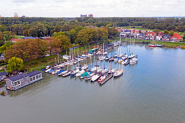포토 JPG 해외이미지 전통 요트 건축양식 교통시설 자연 휴가 주택 항해 안테나 사람없음 야외 건물 보트 중세 역사 네덜란드 드론 해외202008 해외포토 건축물 건축 유럽 교통 배_교통 통신 시설 생태계 파일형식