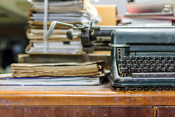 포토 JPG 해외이미지 종이 백그라운드 컨셉 텍스트 탁자 이야기 사람없음 목재 책 사무실 우주 금속 검은색 쪽지 기계 장비 수확 골동품 키보드 업무 신용카드 메시지 기자 뉴스 클래식 인쇄 편지 작가 향수 책상 복고 페이지 비서 타자기 시트 타입 옛날 편지쓰기 해외202008 해외포토 나무 직업 컬러 가구 농업 비즈니스 재료 재질 금융 화장품 기록 작업 파일형식