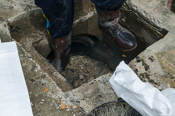 포토 JPG 해외이미지 직업 산업 선 노동자 거리 피곤 사람없음 야외 건물 도시 작업 오픈 구멍 수리 쓰레기 땅 청소 가득함 서비스 탱크 튜브 지하 유지 낭비 땅바닥 해외202008 해외포토 건축물 컨셉 바닥 파일형식