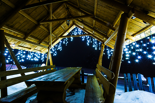 포토 JPG 해외이미지 백그라운드 컨셉 크리스마스 겨울 스키 휴식 전등 함께함 경사 목재 시간 저녁 휴양지 A 반대 전나무 뿌연 눈내림 해외202008 해외포토 나무 알파벳 계절 기념일 재료 겨울스포츠 조명 눈_날씨 장소 야간 파일형식