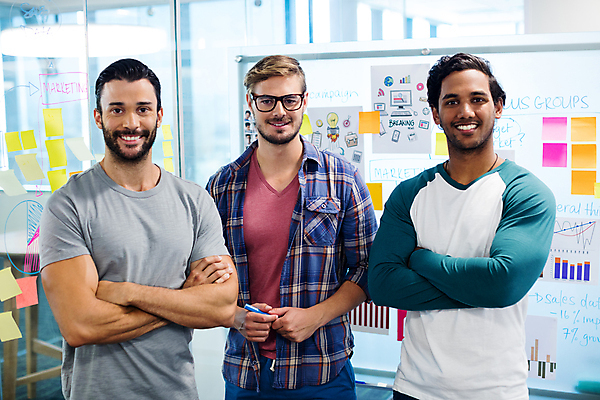 포토 JPG 해외이미지 주간 서양인 남자 실내 들기 상반신 성인 앞모습 세명 사무실 펜 팔짱 비즈니스맨 포스트잇 화이트보드 성인남자만 해외202008 해외포토 자연요소 외국인 뷰포인트 비즈니스 모션 사람 내부 필기구 메모지 직장인 남자만 성인만 파일형식