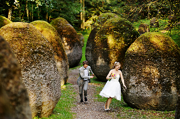 포토 JPG 해외이미지 주간 공원 여자 남자 신부 결혼 결혼식 정장 턱시도 성인 야외 두명 옆모습 성인만 해외202008 해외포토 자연요소 옷 공공시설 뷰포인트 사람 이벤트 파일형식