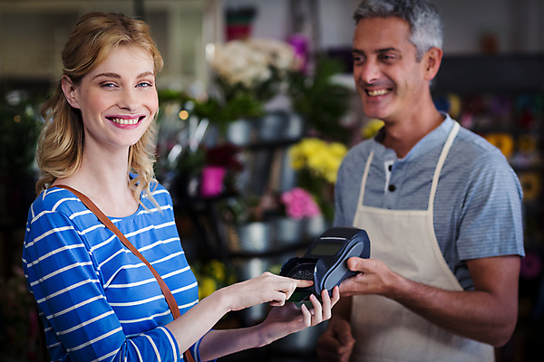 포토 JPG 해외이미지 백인 여자 남자 실내 20대 성인 두명 옆모습 30대 앞치마 꽃집 고객 결제 카드단말기 성인만 해외202008 해외포토 서양인 뷰포인트 사람 청년 내부 장년 상점 단말기 파일형식