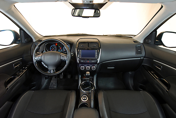 포토 JPG 해외이미지 디자인 지도 의자 창문 모션 자동차 유리 실내 안전 사람없음 내부 소리 장비 운전 벨트 바퀴 뜨거움 운전사 고급 수리 가죽 라디오 슛 승객 시스템 네비게이션 위로 GPS 계기판 자동 제어 스타일 해외202008 해외포토 직업 잡화 육상교통 가구 컨셉 재질 전자제품 파일형식