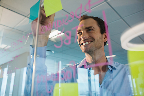 포토 JPG 해외이미지 서양인 남자 벽 실내 한명 상반신 성인 앞모습 사무실 기록 비즈니스맨 포스트잇 성인남자한명만 해외202008 해외포토 외국인 1 뷰포인트 비즈니스 사람 내부 메모지 직장인 남자한명만 성인남자만 파일형식