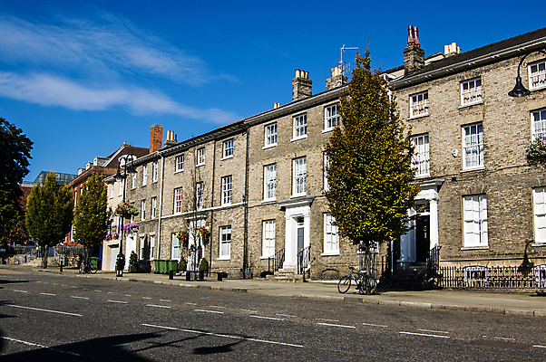 포토 JPG 해외이미지 외관 도로 거리 주택 사람없음 야외 가로 햇빛 맑음 역사 우아함 타운 줄서기 해외202008 해외포토 길 컨셉 교통시설 모션 날씨 건물 태양 도시 파일형식