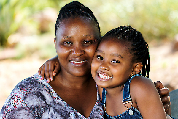 포토 JPG 해외이미지 여자 행복 얼굴 어린이 관계 포옹 아프리카 엄마 친절 함께함 사람 인종 야외 두명 초록색 검은색 육아 호기심 내추럴 결백 돌봄 천진난만 해외202008 해외포토 감정 나라 컬러 컨셉 가족 안기 모션 신체부위 파일형식