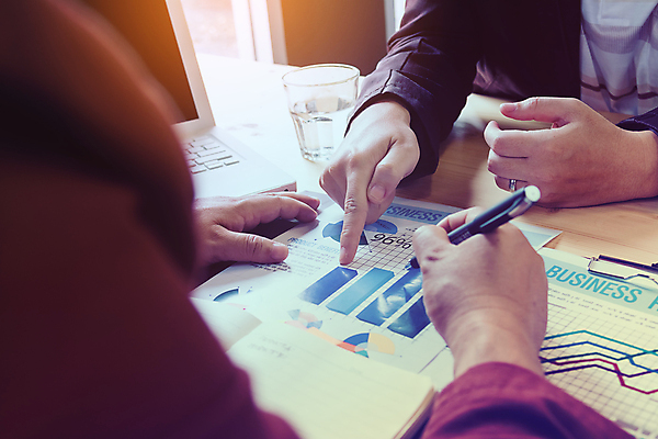 포토 JPG 해외이미지 교육 종이 컨셉 일러스트 비즈니스 통신 통계 탁자 성공 회의 대화 협상 사람없음 금융 노트북 자료 방 정보 업무 비즈니스맨 발표 플랫 결과 계획 토론 수집 보고서 문서 개발 경영 방법 브레인스토밍 해외202008 해외포토 남자 가구 말하기 경제 전자제품 작업 직장인 파일형식