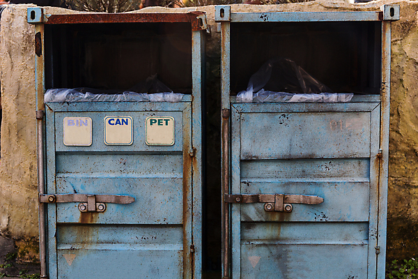 포토 JPG 해외이미지 사람없음 쓰레기통 캔 쓰레기 폐기물 컨테이너 철 버리기 부식 일반 낭비 옛날 처리 철강 해외202008 해외포토 산업 컨셉 모션 파일형식