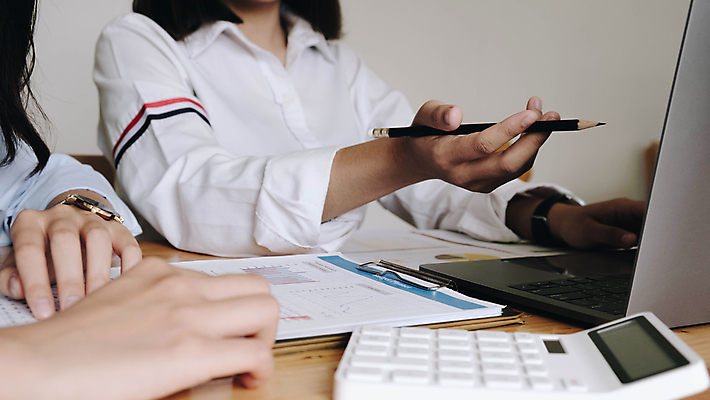 포토 JPG 해외이미지 직업 남자 인터넷 비즈니스 통신 탁자 성공 회의 협력 아이디어 함께함 대화 사람 사람없음 노트북 컴퓨터 사무실 디지털 업무 비즈니스맨 그룹 계획 연결 토론 분석 동료 회계 경영 마케팅 세미나 콜라보레이션 브레인스토밍 해외202008 해외포토 가구 컨셉 관계 말하기 경제 전자제품 작업 직장인 파일형식