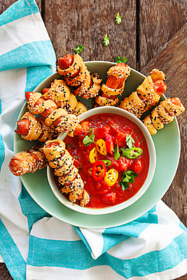 포토 JPG 해외이미지 접시 음식 토마토 고추 피망 파슬리 사람없음 목재 세로 파티 시골 뜨거움 소시지 케첩 허브 향신료 매움 레시피 토마토소스 살사댄스 맛있는 해외202008 해외포토 나무 식물 식기 채소 재료 이벤트 춤 소스_음식 가공식품 맛 향미료 파일형식