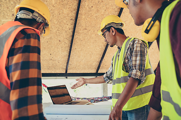포토 JPG 해외이미지 직업 디자인 남자 산업 생각 비즈니스 건축양식 공장 노동자 직장 안전 사람 야외 건물 세명 장비 업무 엔지니어 재산 감독 계획 헬멧 건축가 토론 땅 종업원 판 청사진 공학 개발 건축업자 계약자 제어 콘크리트 프로젝트 해외202008 해외포토 건축물 교육 건축 컨셉 회사 공업 금융 작업 기술자 보호장비 계약 파일형식