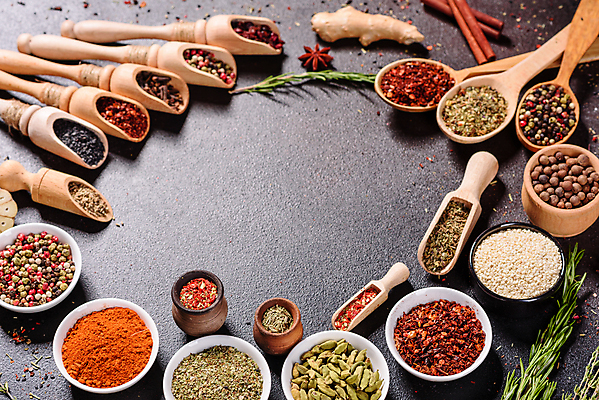 포토 JPG 해외이미지 잎 재료 탁자 사람없음 숟가락 양념 조미료 고수 가루 허브 소금 후추 카레 생강 바질 로즈메리 시나몬 강황 해외202008 해외포토 식물 음식 가구 채소 식재료 수저 향신료 향미료 파일형식