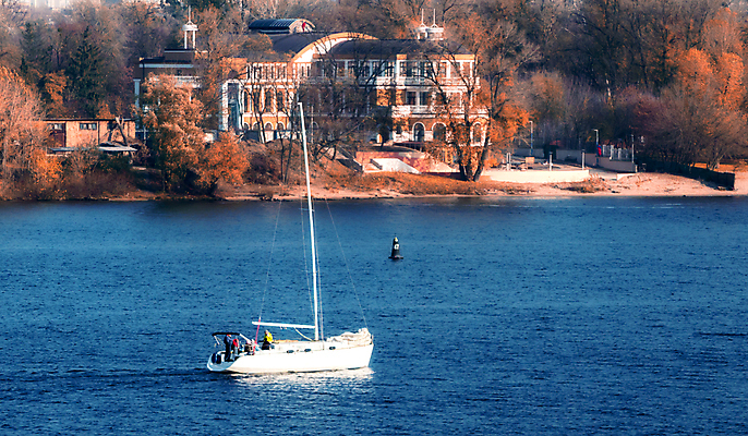 포토 JPG 해외이미지 나무 식물 호수 여행 요트 아침 주택 항해 사람 풍경 사람없음 건물 물 강 고층빌딩 수영 가을 흰색 도시 보트 승차 우크라이나 해외202008 해외포토 주간 자연요소 건축물 계절 유럽 컬러 배_교통 모션 빌딩 수상스포츠 파일형식