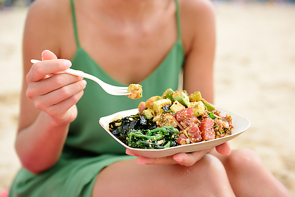 포토 JPG 해외이미지 전통 그릇 접시 여자 음식 어류 요리 한명 사람 앉기 세계 식당 일본 식사 저녁식사 미국 회 사발 클래식 참치 먹기 매움 날것 슬라이스 하와이 지역 점심식사 하와이인 해외202008 해외포토 외국인 1 식기 아시아 컨셉 북아메리카 모션 상점 수중동물 사기그릇 맛 파일형식