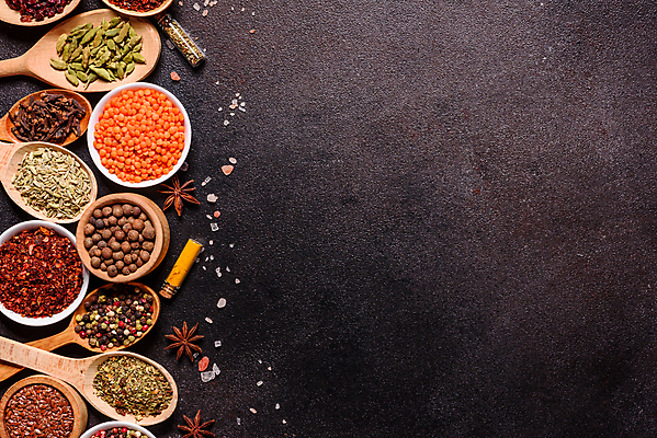 포토 JPG 해외이미지 잎 재료 탁자 사람없음 숟가락 양념 조미료 고수 가루 허브 소금 후추 카레 생강 바질 로즈메리 시나몬 강황 해외202008 해외포토 식물 음식 가구 채소 식재료 수저 향신료 향미료 파일형식