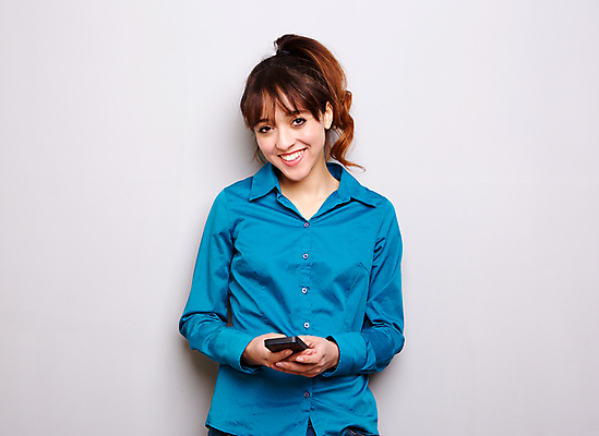 포토 JPG 해외이미지 백인 모델 1 라이프스타일 응시 여자 행복 얼굴 벽 백그라운드 텍스트 모바일 한명 사람 성인 스마트폰 유행 회색 흰색 표현 잡기 자신감 시원함 전화기 스마트 스페인어 스타일 카피스페이스 해외202008 해외포토 서양인 시선 감정 컬러 컨셉 모션 생활 신체부위 핸드폰 스마트기기 공백 파일형식