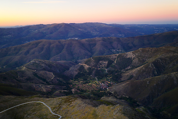 포토 JPG 해외이미지 도로 바람 함께함 안테나 포르투갈 드론 해외202008 해외포토 자연요소 유럽 길 컨셉 통신 교통시설 날씨 파일형식