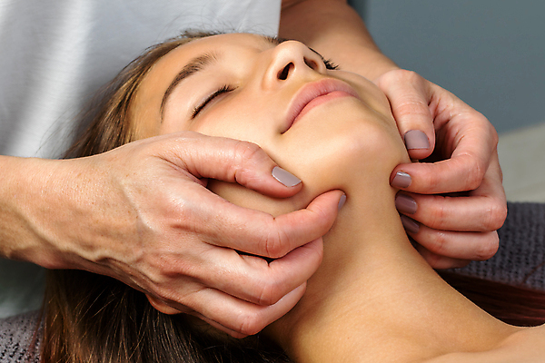 포토 JPG 해외이미지 라이프스타일 여자 얼굴 어린이 포즈 휴식 스트레스 건강 관리 한명 치료 머리 건강관리 스파 고통 시험 터치 에너지 약재 지압 복지 테라피 턱 물리치료 물리치료사 조작 치료사 해외202008 해외포토 직업 1 교육 감정 컨셉 의학 사람 생활 신체부위 뷰티 약 마사지 사회이슈 파일형식