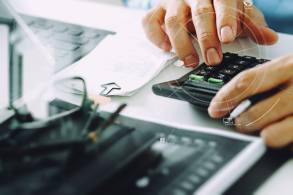 포토 JPG 해외이미지 손 남자 비즈니스 탁자 관리 사람 신체부위 금융 노트북 컴퓨터 공책 계산기 비즈니스맨 스마트 책상 세금 해외202008 해외포토 가구 컨셉 문구용품 경제 전자제품 장비 직장인 파일형식