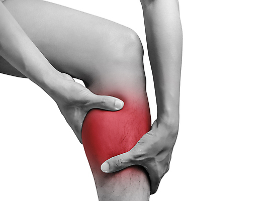 포토 JPG 해외이미지 손 근육 흑백 신체부위 고통 잡기 상처 종아리 근육통 강조 해외202008 해외포토 감정 모션 촬영기법 사람 파일형식