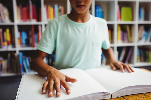 포토 JPG 해외이미지 라이프스타일 남자 어린이 책장 실내 한명 앉기 소년 상반신 학습 독서 책상 교과서 시각장애인 점자 손짚기 소년한명만 점자책 해외202008 해외포토 1 교육 가구 모션 교재 사람 손짓 내부 생활 책 장애인 남자한명만 소년만 파일형식