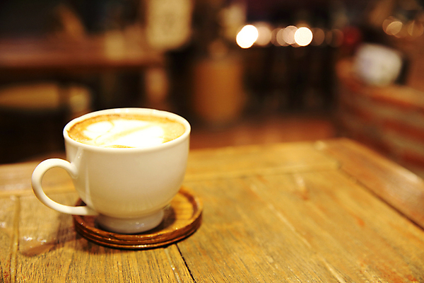 포토 JPG 해외이미지 실내 사람없음 아웃포커스 커피잔 컵받침 카푸치노 해외202008 해외포토 커피 잔 촬영기법 내부 받침대 파일형식