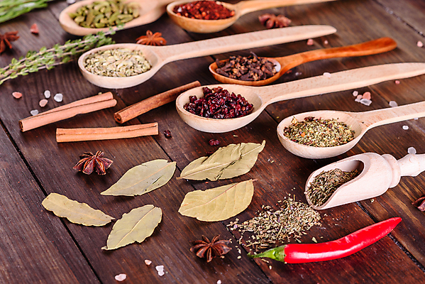 포토 JPG 해외이미지 잎 재료 탁자 사람없음 숟가락 양념 조미료 고수 가루 허브 소금 후추 카레 생강 바질 로즈메리 시나몬 강황 해외202008 해외포토 식물 음식 가구 채소 식재료 수저 향신료 향미료 파일형식